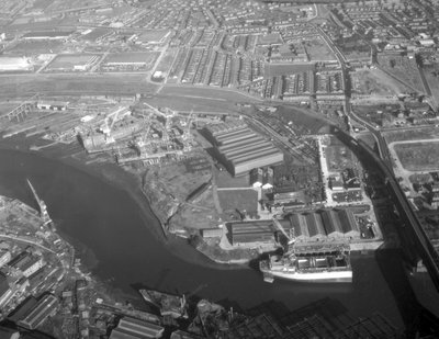 Vista aerea del cantiere navale di Southwick che mostra le navi in costruzione, incluse Sygna e Nicola, il primo SD14, Sunderland, 11 ottobre 1967 da Unbekannt Unbekannt